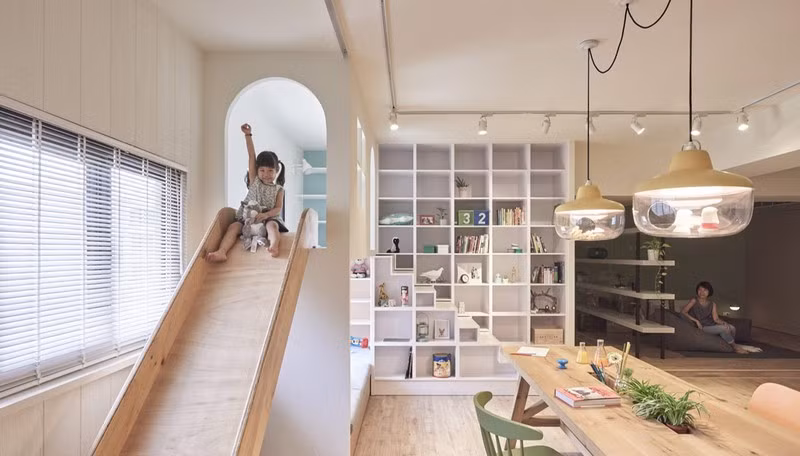 Tủ sách và máng trượt đặt trong cùng một không gian để bé vừa học lại có thể vừa chơi. Tủ sách và máng trượt đặt trong cùng một không gian để bé vừa học lại có thể vừa chơi.