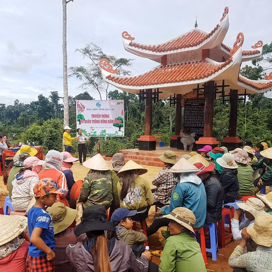Truyền thông Luật Lâm nghiệp cho hội viên, phụ nữ. Ảnh: Minh Châu Truyền thông Luật Bảo vệ và Phát triển rừng cho hội viên phụ nữ. Ảnh: Minh Châu