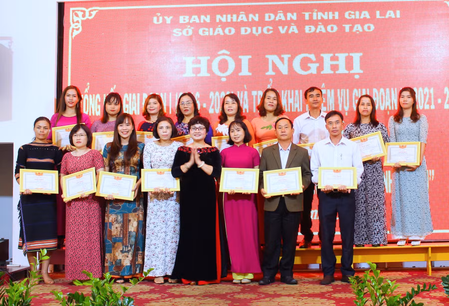Khen thưởng cho các cá nhân đạt thành tích xuất sắc trong 5 năm thực hiện Đề án. Ảnh: Hồng Thi