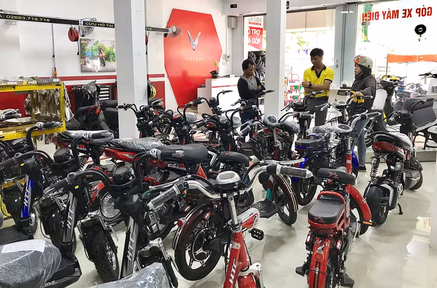 Người dân đến tìm hiểu thông tin về xe máy điện Vinfast tại Đại lý xe máy điện Phùng Hoan. Ảnh: H.D