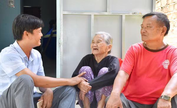  Bà Nguyễn Thị Quân-vợ liệt sĩ (tổ 4, phường Tây Sơn) không giấu được niềm vui khi nhận được sự quan tâm từ cộng đồng. Ảnh: Trần Dung 