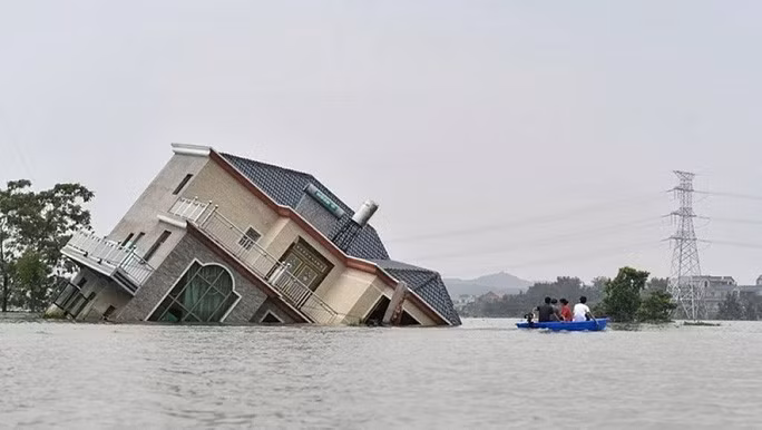 Một ngôi nhà bị lũ nhấn chìm tại tỉnh Giang Tây - Trung Quốc. Ảnh: Reuters