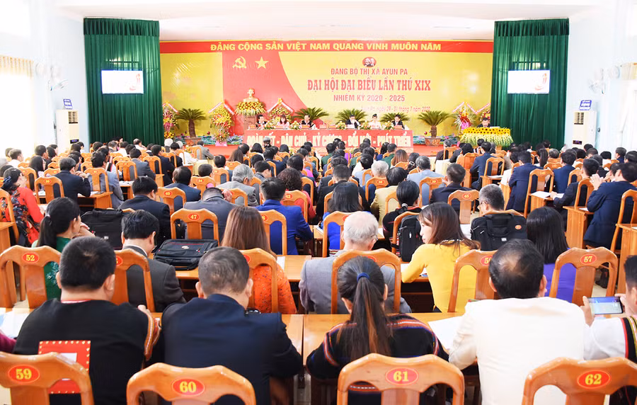 Quang cảnh Đại hội đại biểu Đảng bộ thị xã Ayun Pa lần thứ XIX (nhiệm kỳ 2020-2025). Ảnh: Minh Triều Đại hội đại biểu Đảng bộ thị xã Ayun Pa lần thứ XIX, nhiệm kỳ 2020-2025. Ảnh: Minh Triều