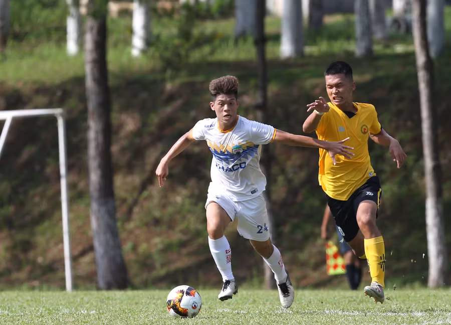 Cầu thủ U17 HAGL (áo trắng) đi bóng trước sự truy cản của cầu thủ U17 Bình Định. Ảnh: Minh Trần Các cầu thủ U17 HA.GL ăn mừng bàn thắng ghi vào lưới của đội U17 Bình Định. Ảnh: Minh Trần