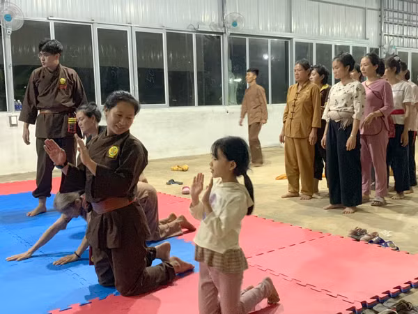  Huấn luyện viên Phạm Thị Mỹ Hạnh hướng dẫn cho các võ sinh nhí tại lớp học. Ảnh: V.C