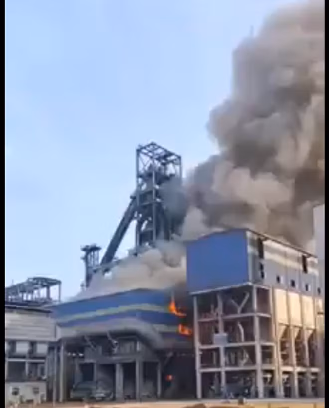 Cột khói đen ngòm bay lên bầu trời. Ảnh: Cắt từ clip Cột khói đen ngòm bay lên bầu trời - Ảnh: Cắt từ clip