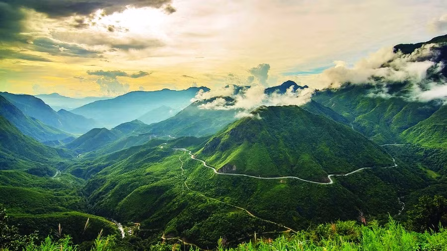 Đứng đầu trong “tứ đại đỉnh đèo” ở Tây Bắc, đèo Hoàng Liên Sơn nằm trên độ cao hơn 2.000m, dài gần 50km, trong đó 2/3 con đường thuộc địa phận huyện Tam Đường - Lai Châu, 1/3 còn lại thuộc huyện Sa Pa - Lào Cai