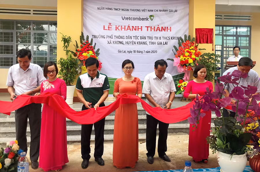 Cắt băng khánh thành công trình trường học Trường PTDTBT Tiểu học và THCS Krong (xã Krong, huyện Kbang). Ảnh: Ngọc Minh Cắt băng khánh thành Trường PTDTBT Tiểu học và THCS Krong (xã Krong, huyện Kbang). Ảnh: Ngọc Minh