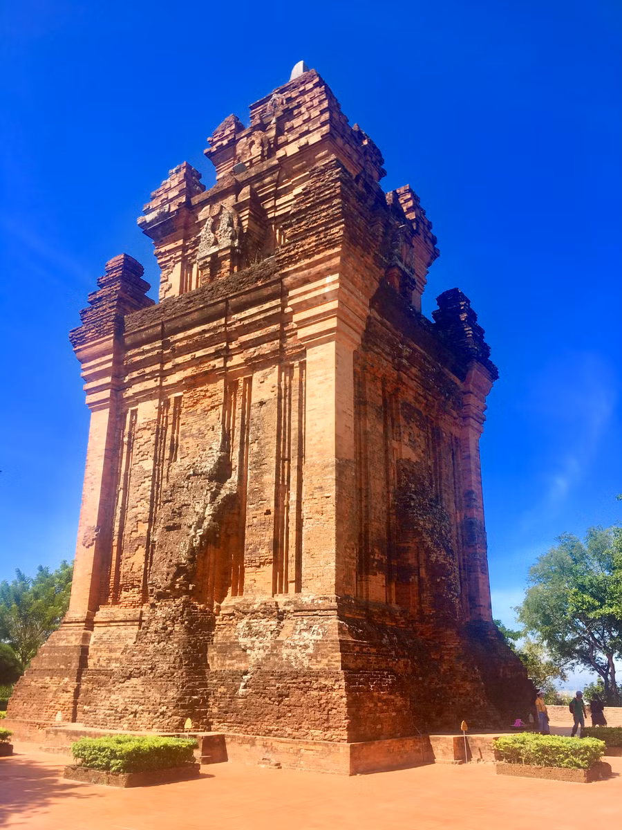  Nằm ngay TP. Tuy Hòa, tháp Nhạn là một di tích còn sót lại của nền văn hóa Champa. Vật liệu xây dựng tháp chủ yếu bằng gạch được xếp liền khít nhau. Sự kết hợp hài hòa giữa vật liệu, đường nét kiến trúc và nghệ thuật điêu khắc đã tạo cho tháp Nhạn vẻ đẹp vững chãi, tinh tế qua bao năm tháng. 