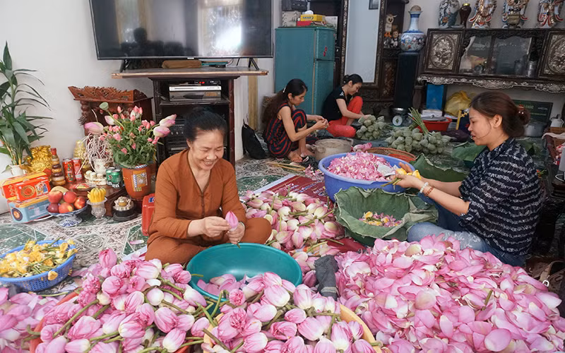 Gia đình cụ Nguyễn Thị Dần quây quần ướp trà sen buổi sáng.