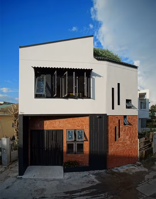Ngôi nhà của một cặp vợ chồng trẻ được xây dựng trên một mảnh đất 60 m2 tại Đà Nẵng với chi phí khoảng 1,2 tỷ đồng. Không chỉ có diện tích nhỏ, hình dáng của mảnh đất còn chéo theo con đường trước mặt khiến việc xây dựng gặp khá nhiều thách thức. Ngôi nhà của một cặp vợ chồng trẻ được xây dựng trên một mảnh đất 60 m2 tại Đà Nẵng với chi phí khoảng 1,2 tỷ đồng. Không chỉ có diện tích nhỏ, hình dáng của mảnh đất còn chéo theo con đường trước mặt khiến việc xây dựng gặp khá nhiều thách thức.