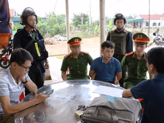  Lực lượng chức năng lấy lời khai đối tượng. Ảnh Công an Hà Tĩnh