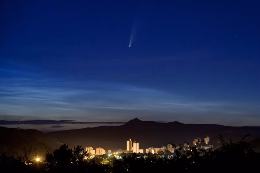 Sao chổi Neowise được nhìn thấy phía trên thủ phủ Salgotarjan, Hungary ngày 10-7. Nó đi gần Mặt trời nhất vào ngày 3-7 và tiếp cận gần với Trái đất nhất vào ngày 23-7. Ảnh: AP. 