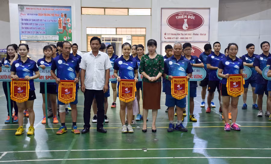 Ban tổ chức tặng cờ lưu niệm cho các đơn vị tham gia tại giải. Ảnh: Hà Phương