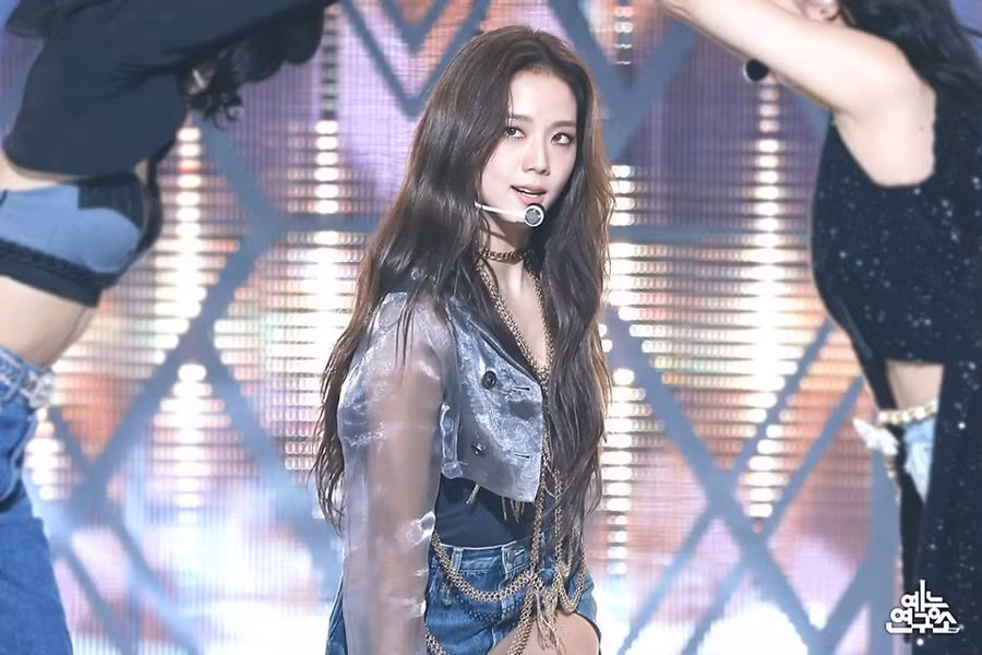 Nếu trước đó chỉ gắn liền với hình tượng dịu dàng thì lần này, Jisoo khiến người hâm mộ chao đảo với thần thái lạnh lùng, sang chảnh. Ảnh: MBC. 