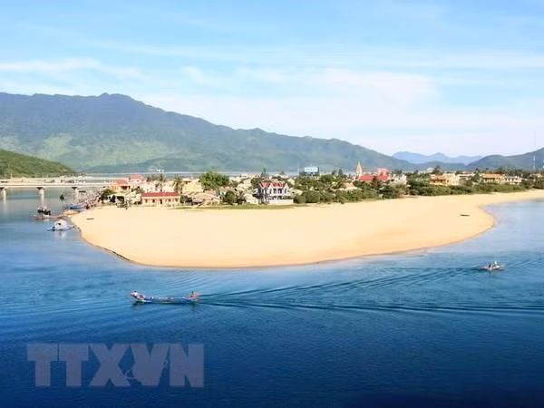 Một góc vịnh Lăng Cô. (Ảnh: Huy Hùng/TTXVN)