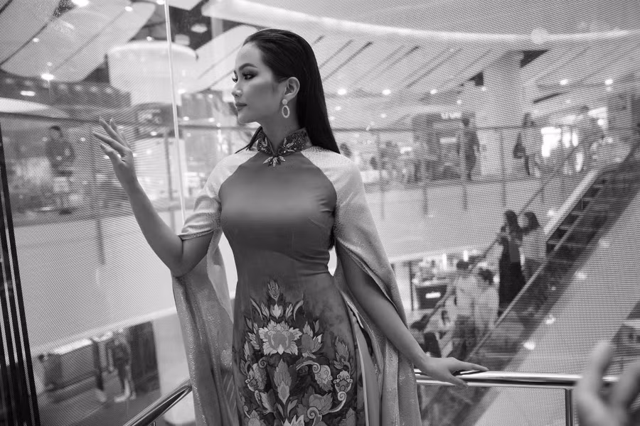  Trước thềm diễn ra sự kiện, H'Hen Niê liên tục thực hiện những cú pose dáng uyển chuyển, đẹp mắt