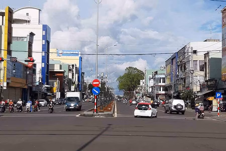 Đường Hai Bà Trưng được TP. Pleiku chọn là công trình tiêu biểu chào kỷ niệm 90 năm thành lập đô thị Pleiku. Ảnh: N.S