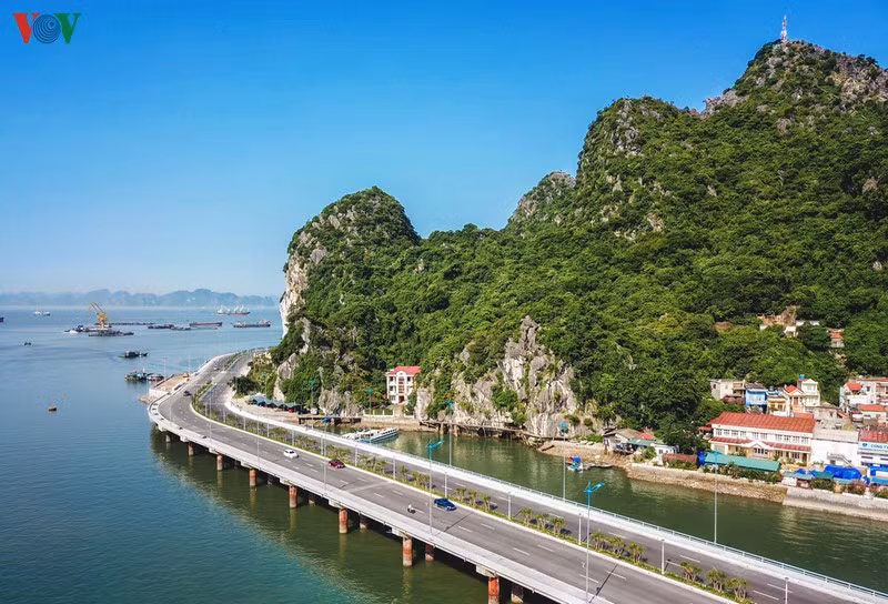 Đây vốn là tuyến đường đẹp nhất thành phố biển Hạ Long, nhưng sau nhiều năm đã trở nên chật hẹp do lưu lượng giao thông cũng như nhu cầu dừng chân ngắm cảnh của người dân, du khách tăng cao.