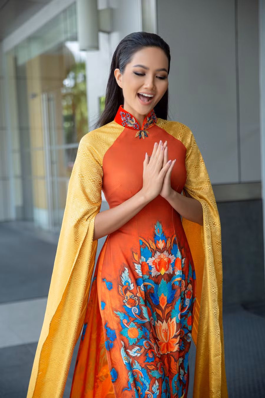  Trong chuyến công tác tham gia sự kiện Vietnamese Week in Thailand 2019, Hoa hậu H’Hen Niê chọn bộ áo dài truyền thống, với tay áo vải gấm họa tiết cảm hứng từ xứ sở chùa Vàng