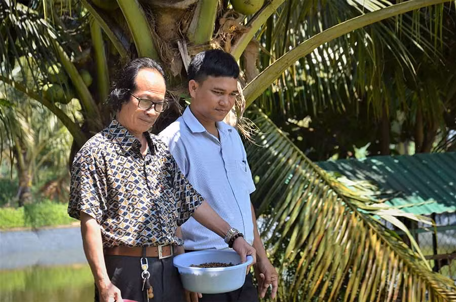 2Ông Vũ Văn Trung (bìa trái) rất tâm huyết với dự án du lịch sinh thái tại Ia Mơ Nông-ảnh PL