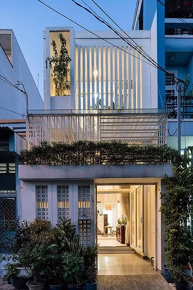 Nhà được thiết kế hệ lam trước mặt tiền và cây xanh để thoáng, chống nóng.