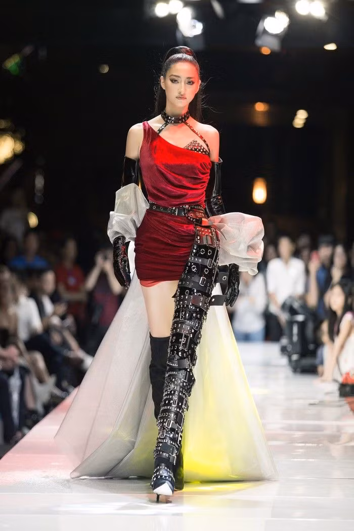 Lương Thùy Linh với đường kẻ mắt sắc lẹm và thần thái ngút ngàn trong một show diễn gần đây