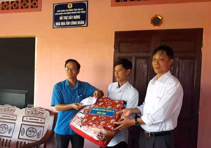 	Trao quà khánh thành nhà mái ấm công đoàn. Ảnh: Đức Phương