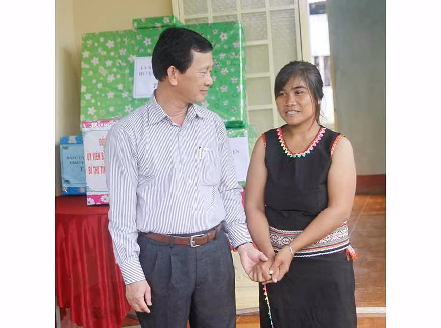 Bí thư Tỉnh ủy Dương Văn Trang trò chuyện cùng người dân làng Kret Krot. Ảnh: L.V.N Bí thư Tỉnh ủy Dương Văn Trang trò chuyện cùng người dân làng Kret Krot. Ảnh: L.V.N