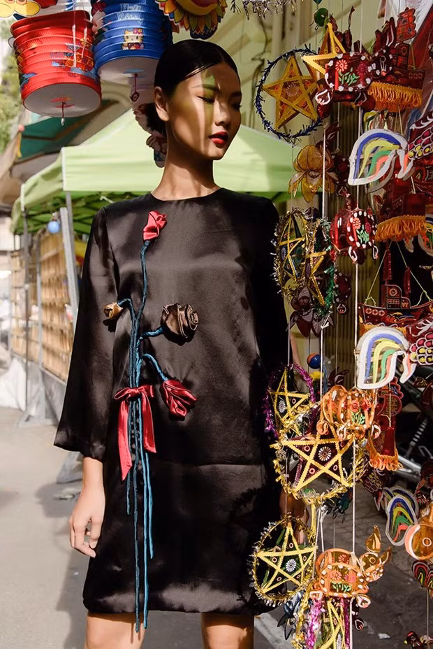 Mỗi trang phục mà Hà Linh Thư thực hiện luôn nhấn vào sự quyến rũ của phụ nữ Á Đông.