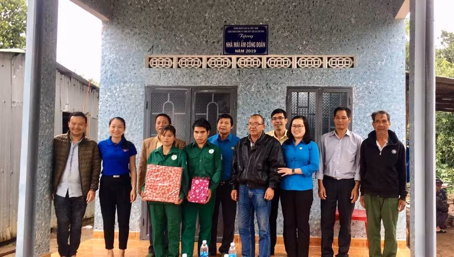  Lãnh đạo Công đoàn Công ty trao quà cho gia đình. Ảnh: Hà Đức Thành