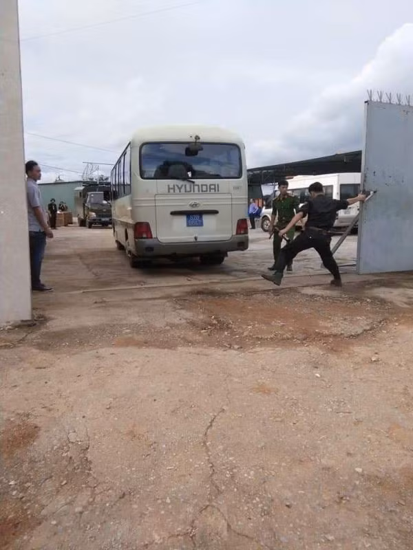  Lực lượng chức năng mở cổng kho hàng chuẩn bị tiến hành khám xét. Ảnh: Dân Việt