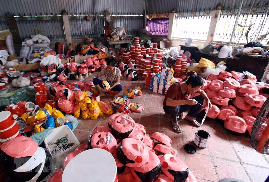 Mặt nạ được những nghệ nhân tỉ mẩn vẽ mô phỏng lại các nhân vật dân gian.