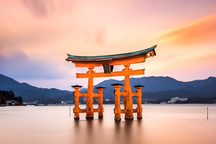 Một trong những điểm hấp dẫn nhất của ngôi đền là chiếc cổng O-Torii đứng sừng sững trên mặt biển hướng thẳng tới đền và cũng chính là biểu tượng của đảo Miyajima. Nếu có dịp đến đây, bạn đừng bỏ qua cơ hội đón ánh bình minh ở cổng đền tuyệt đẹp này. Ảnh: travel.gaijinpot, gmb.kuriboh 