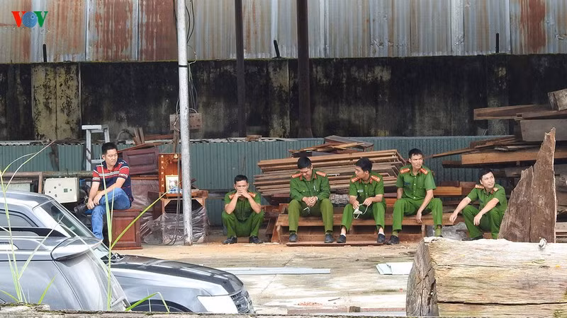 Lực lượng chức năng có mặt bên trong kho hàng.