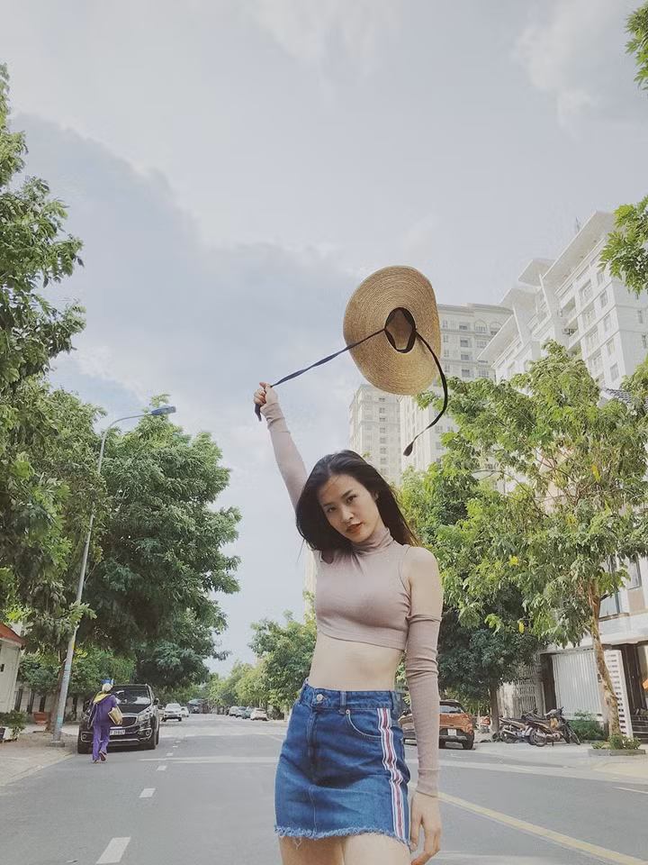  Không chỉ trong những bộ ảnh chỉn chu, phong cách thời trang đời thường của Đông Nhi cũng nhận được nhiều lời khen. Chỉ đơn giản là áo crop top màu nude và chân váy jeans năng động, nữ ca sĩ vẫn khiến fan thích thú.