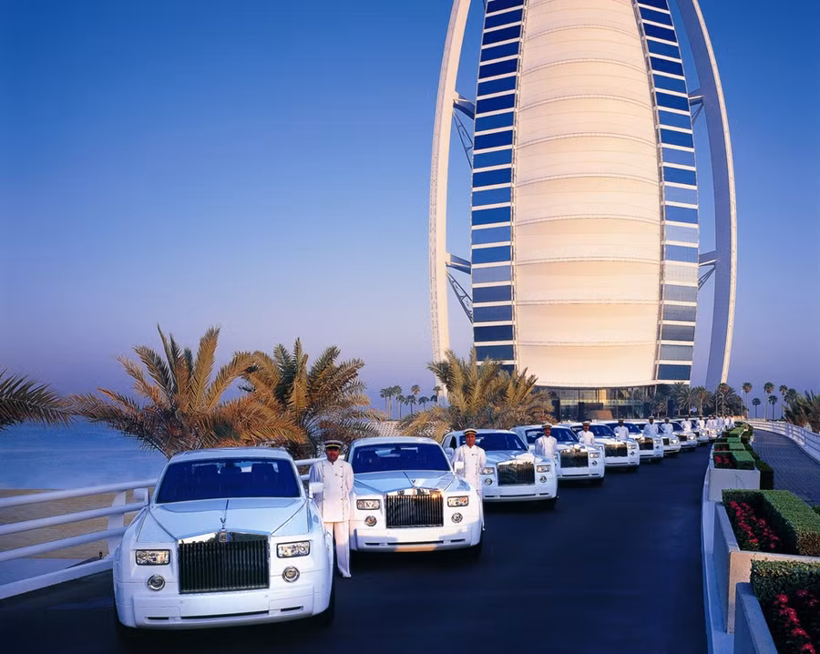  Lựa chọn nghỉ dưỡng ở khách sạn Burj al-Arab, khi vừa xuống sân bay Dubai, nếu không đặt trực thăng để hạ cánh trên tầng thượng cao 212 m so với mực nước biển, bạn sẽ được chiếc Rolls Royce trắng đắt tiền đưa tới điểm dừng chân. Khách sạn là nơi sở hữu đội xe Rolls Royce lớn nhất thế giới. Ảnh:Archilovers.