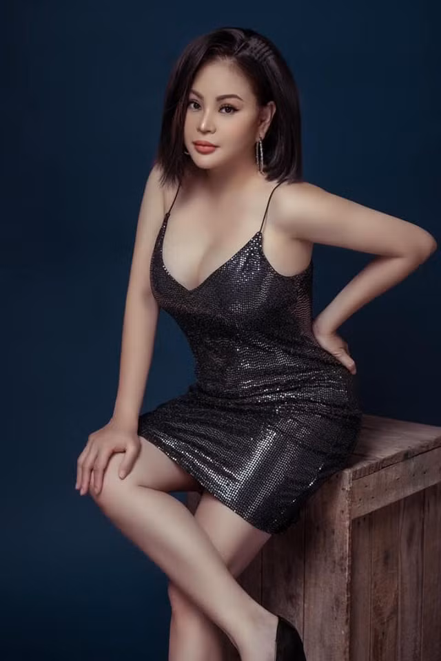 Năm 1992, Lê Giang kết hôn với danh hài Duy Phương và dần vắng bóng trên sân khấu. Thay vào đó, khán giả bắt đầu thấy chị “lấn sân” sang sân khấu hài. Đến năm 2009, Lê Giang được người chồng thứ hai bảo lãnh cô sang Australia để định cư, sau đó thì sinh con. Năm 2006, Lê Giang trở lại Việt Nam sau khi ly hôn người chồng thứ 2. Hiện tại, sau 2 lần đổ vỡ hôn nhân, Lê Giang tích cực hoạt động nghệ thuật hơn và không chỉ diễn hài, Lê Giang còn đảm nhiệm vai trò giám khảo, khách mời của nhiều gameshow nổi tiếng.
