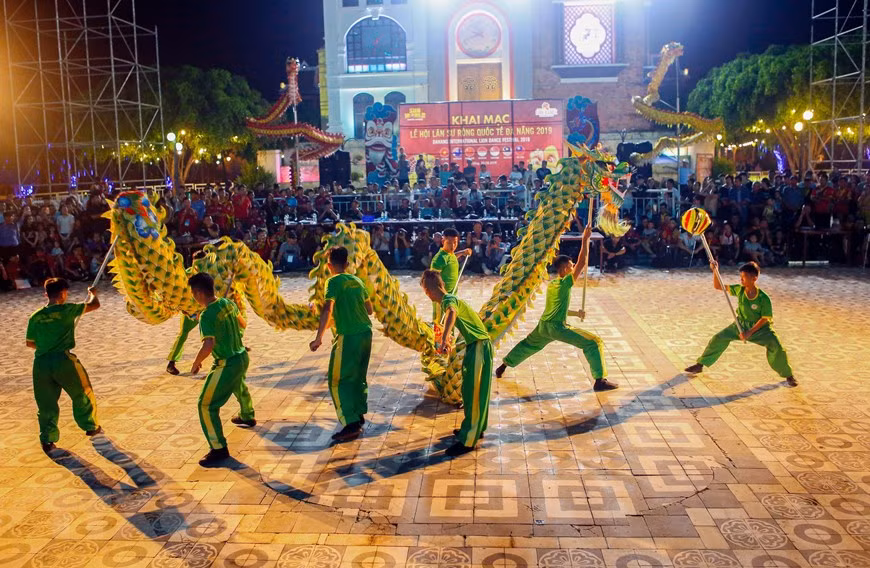  Biểu diễn múa Rồng tại lễ hội Lân Sư Rồng Quốc tế Đà Nẵng năm 2019.