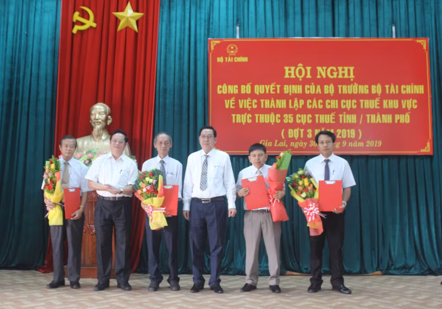 Cục Thuế Gia Lai trao quyết định và ra mắt lãnh đạo 4 Chi cục Thuế khu vực.. Ảnh: Sơn Ca