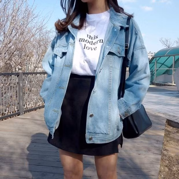  Jacket jean xứng danh là ''chiếc áo khoác quốc dân'' dành cho những cô gái. Chúng luôn là lựa chọn an toàn nếu bạn có cuộc hẹn đột xuất mà không còn đủ thời gian để tính toán việc ''lên đồ''. Trong đó, oversized hoặc phom áo ngắn là những kiểu dáng được nhiều cô nàng lựa chọn nhất.