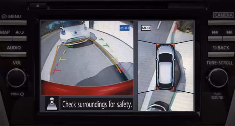  Màn hình hiển thị hình ảnh từ camera lùi trên Nissan Rogue. Tài xế có thể chọn tắt hiển thị. Ảnh: Nissan