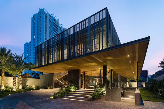  Biệt thự 3 tầng được xây dựng năm 2018 trên miếng đất rộng hơn 1.000 m2 tại quận 2, TP HCM. Đội ngũ thiết kế là VACO Design cho biết công trình được lấy cảm hứng từ Villa Savoye ở Pháp kết hợp cùng sự cởi mở của kiến trúc bản địa, hướng đến lối sống tối giản đương đại