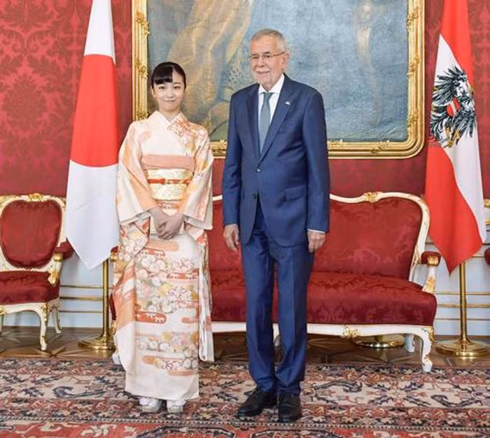 Nàng công chúa xinh đẹp nhất Nhật Bản đã thu hút mọi ánh nhìn trong bộ kimono truyền thống, được Tổng thống Alexander Van der Bellen của Áo tiếp đón.Có thể bạn quan tâm
