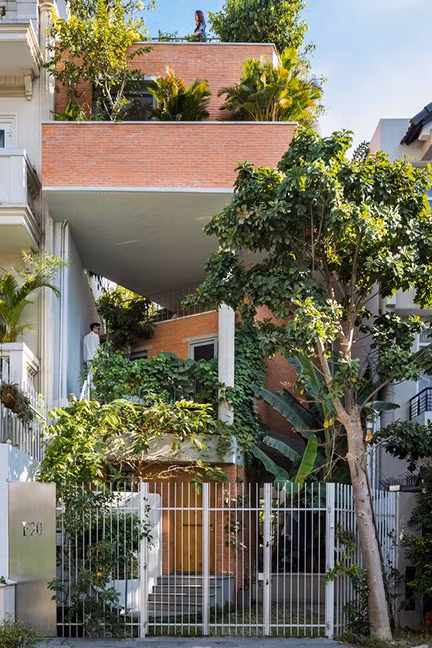  Ngôi nhà 3 tầng là một thiết kế của VTN Architects, được hoàn thiện trong năm 2019. Đây cũng là tổ ấm của một gia đình 3 thế hệ, được xây trên miếng đất 137 m2, tọa lạc tại một khu dân cư mới phát triển, cách trung tâm thành phố tầm 15 phút lái xe.