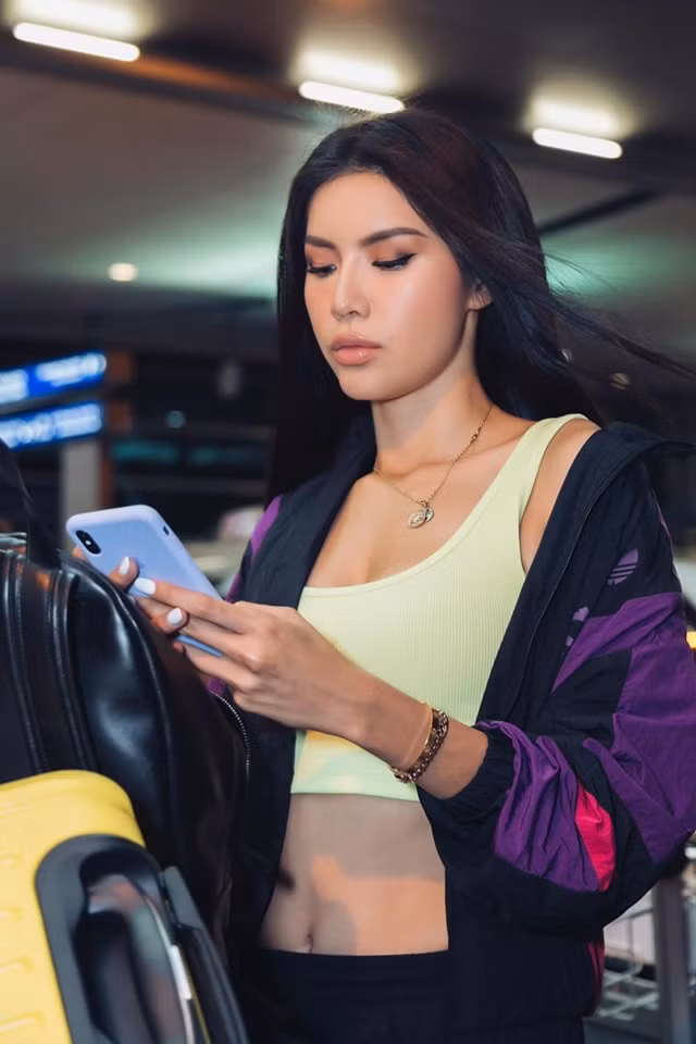 Minh Tú khoe eo thon gợi cảm và săn chắc ở sân bay khi đi công tác nước ngoài.