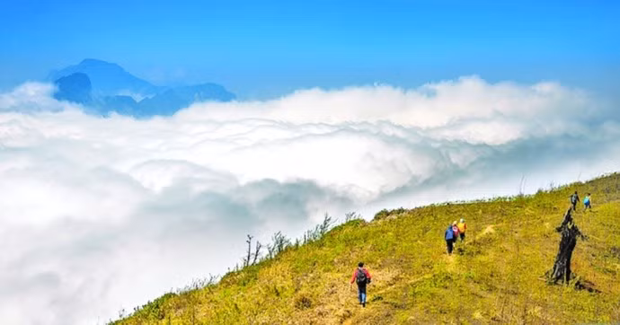  Lảo Thẩn trong một chiều nắng rực rỡ làm tăng thêm cõi mộng ảo của khu vực này. 