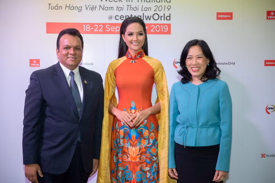 Nếu như gần một năm trước, cô diện áo dài trong khuôn khổ cuộc thi Miss Universe 2019 thì lần này, cô trở lại với hình ảnh khác, kết hợp giữa áo dài và mái tóc dài thướt tha