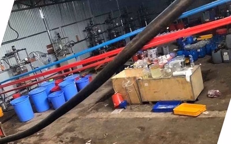  Tại hiện trường, lực lượng chức năng đã thu giữ hàng trăm lít dung dịch (lấy mẫu giám định kết luận là ma túy tổng hợp); khoảng 13 tấn hóa chất, tiền chất và khoảng 20 tấn máy móc, thiết bị, dụng cụ phục vụ sản xuất trái phép chất ma túy. Ảnh: SGGP