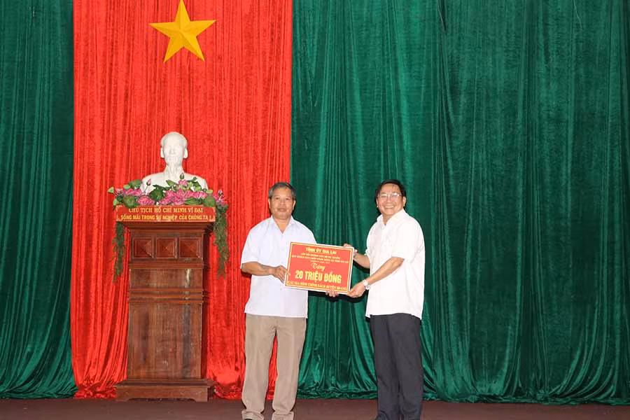 Lớp bồi dưỡng cán bộ dự nguồn quy hoạch Ban Chấp hành Đảng bộ tỉnh tặng 20 triệu đồng cho huyện Kbang. Ảnh: Ngọc Minh